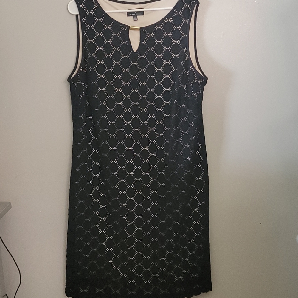 Sleeveless back and cream dress